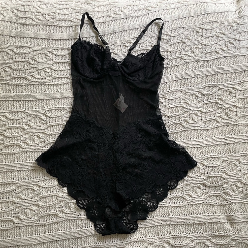 VICTORIA’S SECRET LACED LINGERIE BODYSUIT